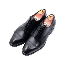 TLB 555 boxcalf negro..Eleganckie obuwie z ażurkami i dekoracyjnymi zdobieniami koloru czarnego typu brogues na skórzanej podeszwie. Szyte metodą goodyear welted.