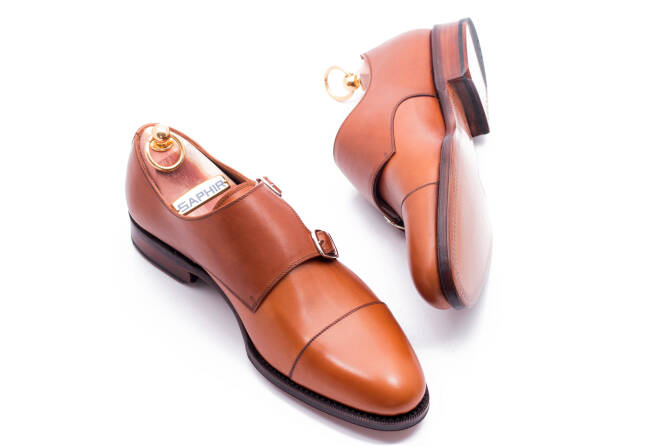 Eleganckie klasyczne buty męskie koloru jasno brązowego typu double monks. Obuwie szyte metodą ramową. Podeszwa skórzana.